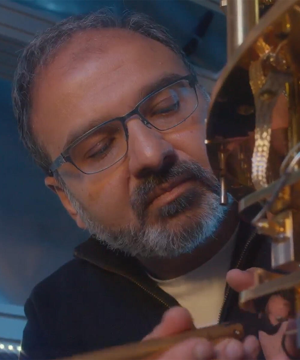 Irfan Siddiqi inspects a quantum refrigerator up close.