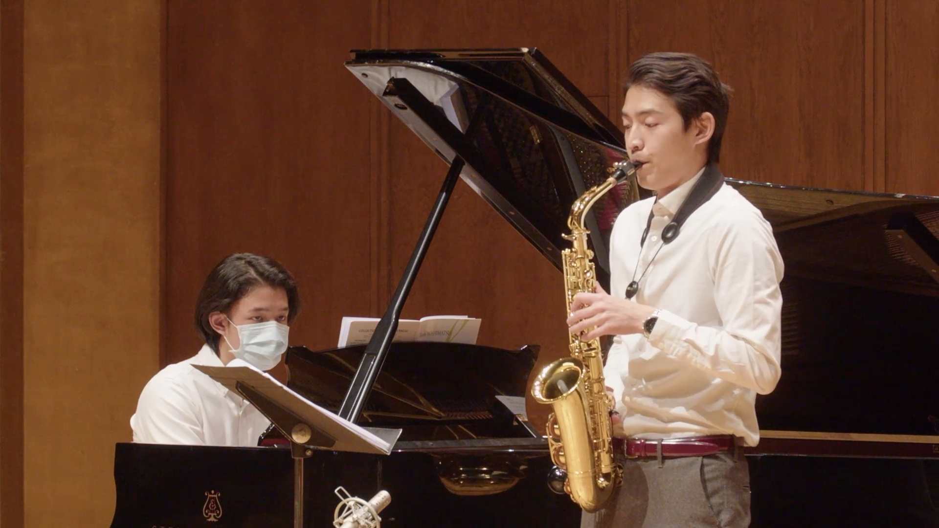 Alan Huang playing saxophone