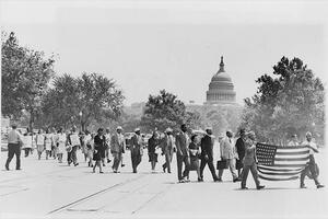 Hundreds of African Americans marching to the White House carrying signs protesting lynching