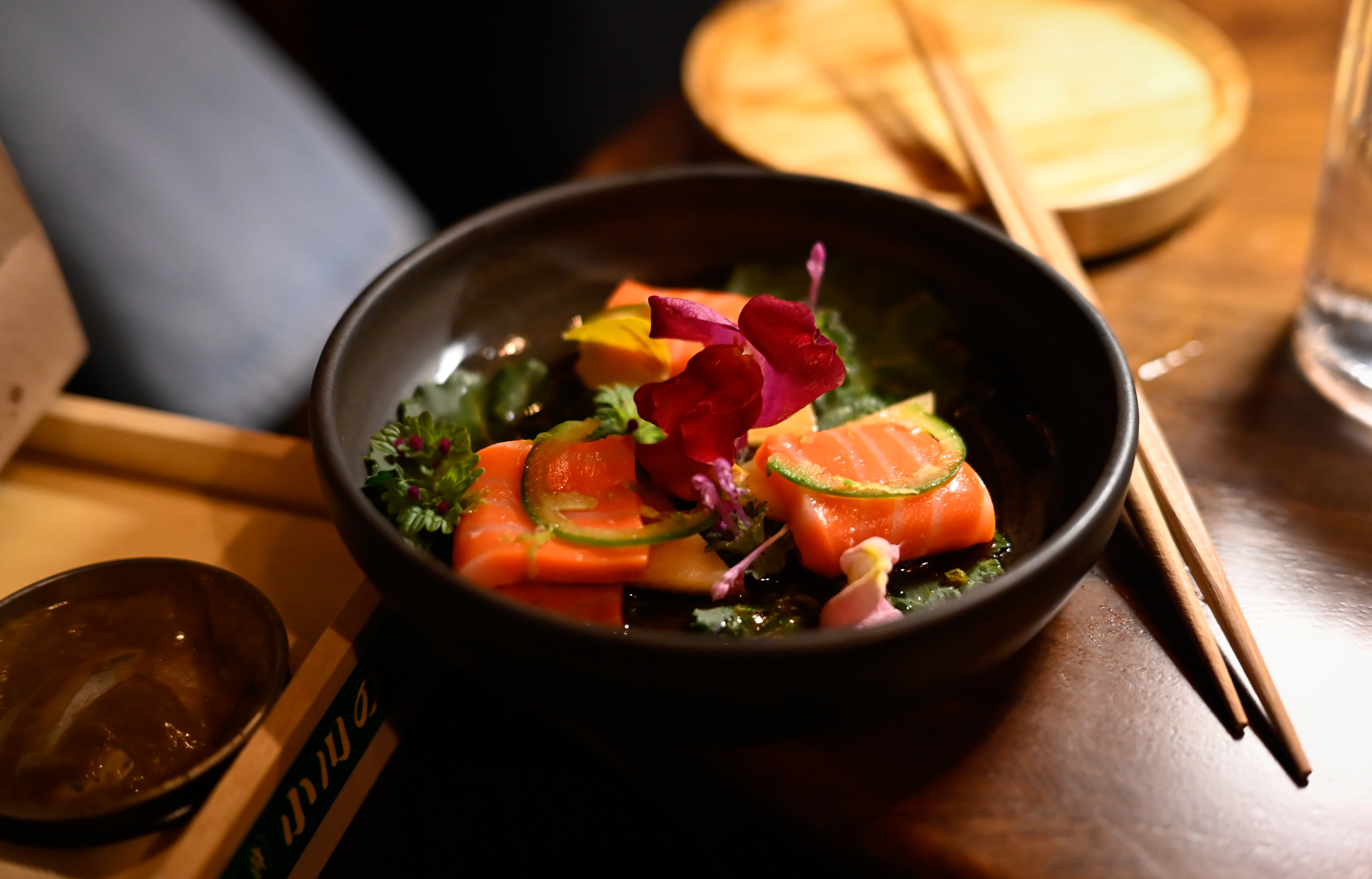 राजनीति विज्ञान के पूर्व छात्र ने दुनिया का पहला खेती योग्य सैल्मन विकसित किया